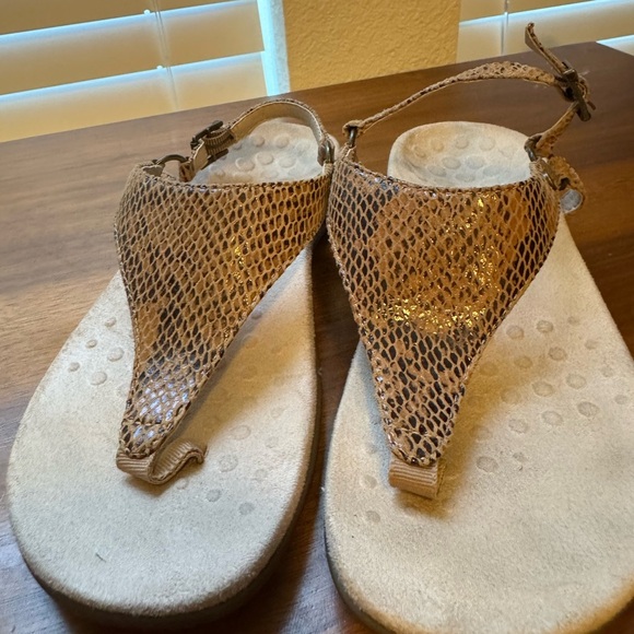 Vionic Shoes - Women's Vionic Tan Sandals women’s sized 6